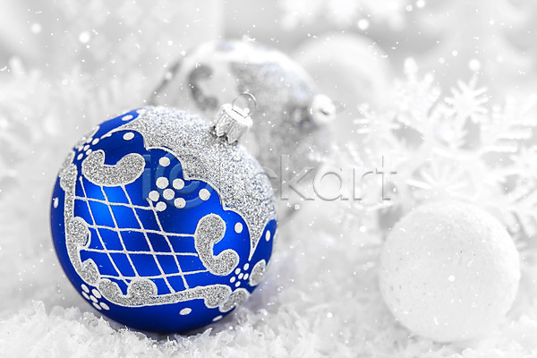 새로움 축하 사람없음 JPG 포토 해외이미지 12월 겨울 공 눈송이 디자인 묘사 백그라운드 빛 우아 은색 장식 장식볼 축제 크리스마스 파란색 해외202004 흰색