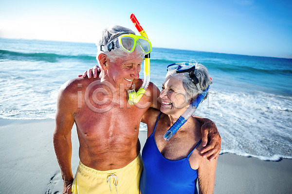기쁨 사랑 함께함 행복 70대 남자 노년 노인만 두명 백인 여자 JPG 포토 해외이미지 고글 노후 맑음 모래 물 미소(표정) 바다 스노클링 여름(계절) 장비 커플 파도 해외202004 화창 휴가