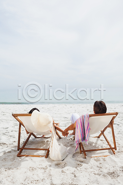 따뜻함 뜨거움 사랑 함께함 행복 20대 남자 두명 백인 여자 JPG 포토 해외이미지 기댐 맑음 모래 목도리 바다 손잡기 야외 야외의자 여름(계절) 정확 커플 태양 해외202004 햇빛 휴가