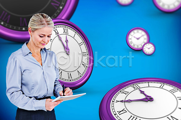 집중 40대 백인 여자 중년 한명 JPG 비네팅 포토 해외이미지 기록 디지털 마감 비즈니스 비즈니스우먼 서류판 시간 시계 작업 잡기 카운트다운 컴퓨터그래픽 파란색 해외202004
