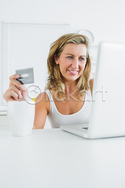 전자상거래 행복 30대 백인 성인 여자 한명 JPG 포토 해외이미지 긴머리 노트북 머그컵 미소(표정) 백그라운드 선반 쇼핑 신용카드 실내 온라인 인터넷 차(음료) 체크카드 컴퓨터 탁자 해외202004