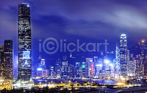 동양인 사람없음 JPG 포토 해외이미지 건축양식 고층빌딩 대도시 도시 도시풍경 도심 랜드마크 물 바다 비즈니스 빛 스카이라인 아시아 안개 야간 어둠 여행 장면 저녁 절정 중국 지역 추상 컬러풀 큼 탑 항구 해외202004 홍콩