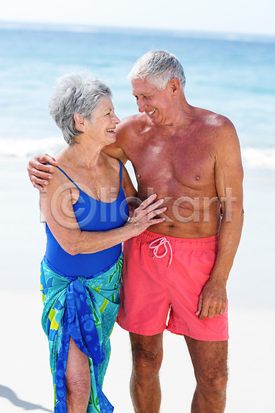 기쁨 사랑 평화 함께함 행복 70대 남자 노년 노인만 두명 백인 여자 JPG 포토 해외이미지 노후 맑음 모래 물 미소(표정) 바다 비치웨어 수영복 여름(계절) 커플 태양 파도 포옹 해외202004 햇빛 휴가