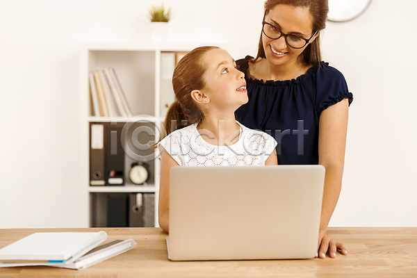 두명 백인 사람 성인 어린이 여자 JPG 포토 해외이미지 가르침 가족 교사 교육 노트북 딸 미소(표정) 스터디 엄마 컴퓨터 학교 학생 학습 해외202004