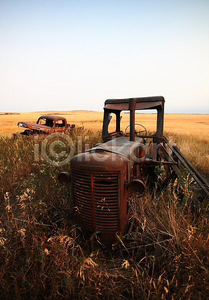사람없음 JPG 포토 해외이미지 교통수단 농장 사진촬영 시골 여름(계절) 옛날 짐차 캐나다 트랙터 폐기물 풍경(경치) 해외202004