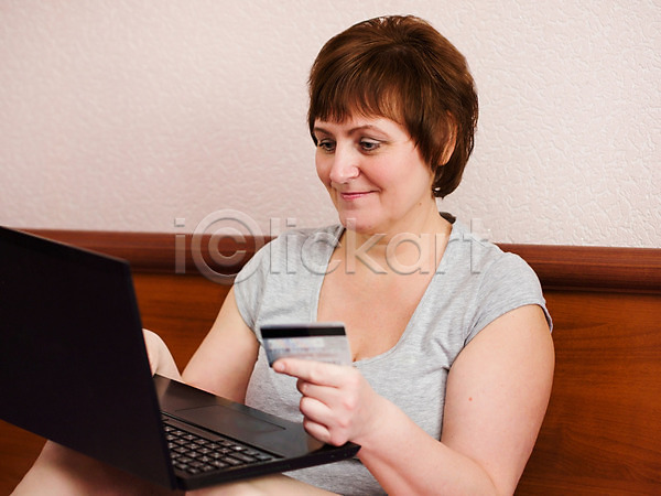 만족 전자상거래 행복 백인 사람 성인 여자 한명 JPG 포토 해외이미지 가로 결제 계산서 구매 금융 노트북 라이프스타일 미소(표정) 쇼핑 신용카드 실내 안전 앉기 옛날 온라인 이야기 인터넷 잡기 컴퓨터 해외202004