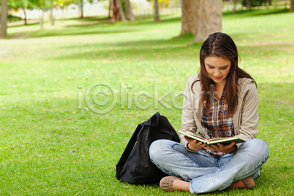 10대 백인 십대여자한명만 여자 한명 JPG 앞모습 포토 해외이미지 갈색머리 공원 교과서 나무 내려보기 독서 맑음 미소(표정) 배낭 서기 앉기 야외 자연 전신 책 학생 해외202004