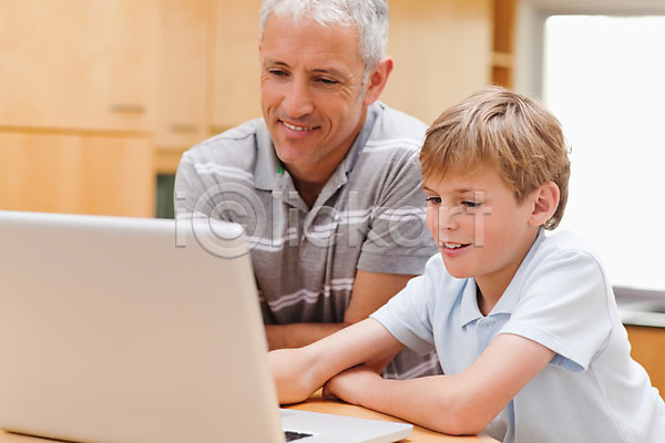 함께함 행복 40대 남자 두명 소년 JPG 포토 해외이미지 가족 노트북 놀이 라이프스타일 미소(표정) 실내 아들 아빠 앉기 인터넷 집콕 컴퓨터 해외202004
