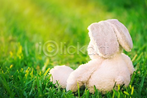 사람없음 JPG 포토 해외이미지 맑음 봄 야외 잔디 장식 초록색 토끼인형 해외202004