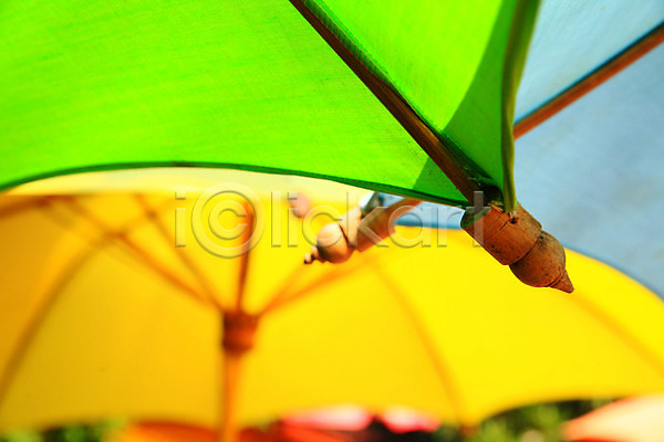 뜨거움 보호 사람없음 JPG 포토 해외이미지 가림막 그늘 그림자 노란색 아래 야외 여름(계절) 여행 우산 초록색 파란색 해외202004 햇빛