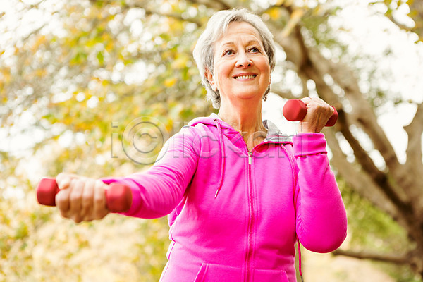 행복 70대 노년 백인 여자 한명 JPG 포토 해외이미지 가을(계절) 건강 공원 근육 라이프스타일 미소(표정) 아령 운동 운동복 자연 초록색 해외202004