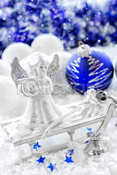 새로움 축하 행복 사람없음 JPG 포토 해외이미지 12월 겨울 계절 공 기념 눈송이 디자인 백그라운드 별 빛 빨간색 선물 원형 은색 장식 장식볼 전통 천사 축제 크리스마스 크리스마스장식 파란색 해외202004 흰색