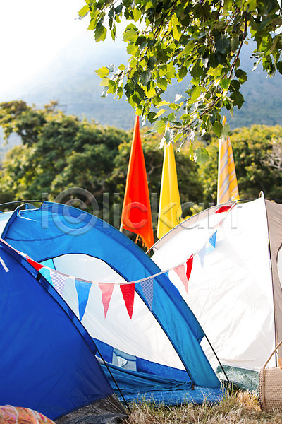사람없음 JPG 포토 해외이미지 깃발 맑음 봄 시골 야외 여름(계절) 캠핑장 텐트 해외202004 햇빛