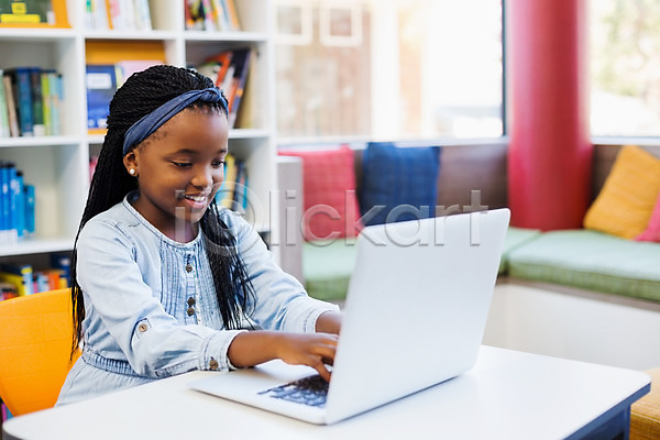 천진난만 어린이 여자 한명 JPG 포토 해외이미지 공책 교육 노트북 도서관 라이프스타일 미소(표정) 신학기 실내 앉기 여학생 웹 응시 인터넷 캐주얼 컴퓨터 탁자 터치 학교 학생 학습 해외202004