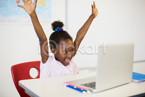 소녀한명만 어린이 여자 한명 JPG 포토 해외이미지 교실 교육 노트북 미소(표정) 실내 여학생 연결 의자 컴퓨터 팔벌리기 학교 학생 학습 해외202004