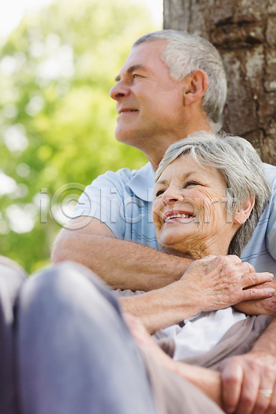 사랑 여유 함께함 행복 휴식 60대 70대 남자 노년 노인만 두명 백인 성인 여자 JPG 포토 해외이미지 건강 공원 나무 라이프스타일 미소(표정) 앉기 야외 커플 포옹 해외202004 회색