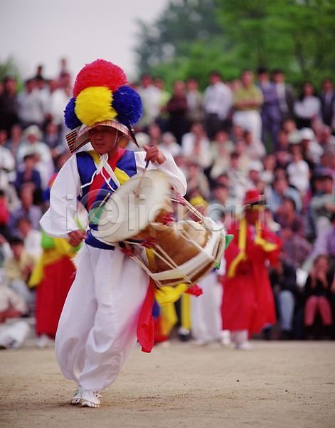 남자 사람 여러명 여자 JPG 포토 공연 국악기 사물놀이 야외 장구 전통놀이 타악기 한국 한국문화 한국전통