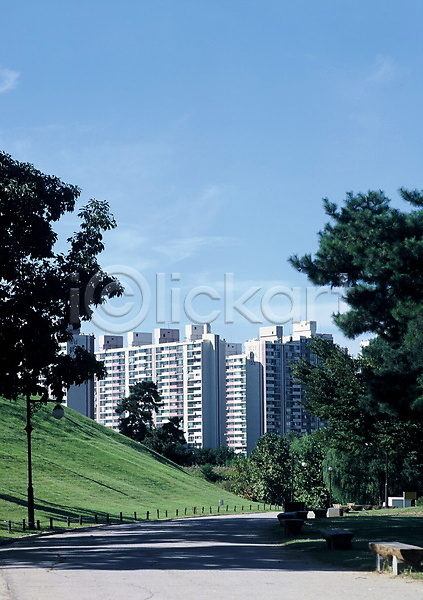 사람없음 JPG 포토 건물 공원 길 나무 도시 벤치 아파트 잔디 풍경(경치) 한국