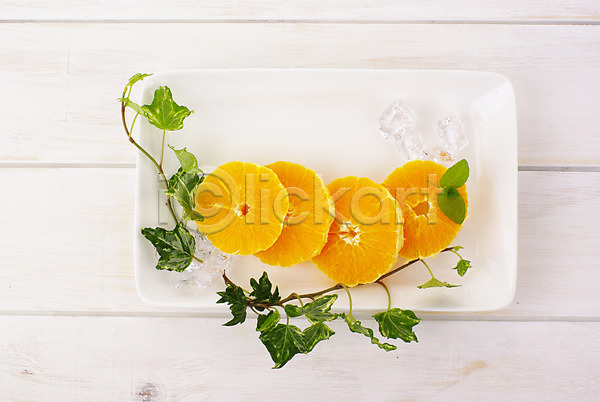 신선 사람없음 JPG 포토 하이앵글 과일 귤 그릇 디저트 스튜디오촬영 슬라이스 식물 썬 얼음 오렌지 음식 잎 장식 접시 제철과일 주황색