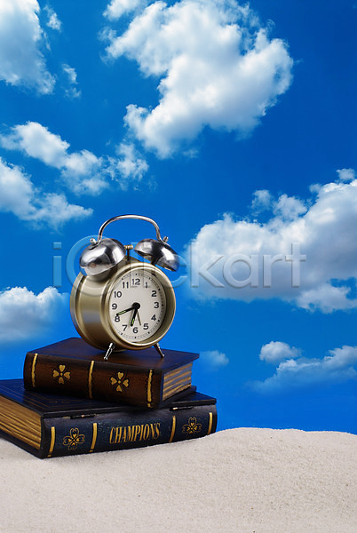 사람없음 JPG 포토 구름(자연) 맑음 모래사장 모래언덕 뭉게구름 백그라운드 생활용품 시간 시계 야외 여름(계절) 자명종 자연 책 탁상시계 파란색 하늘 해변