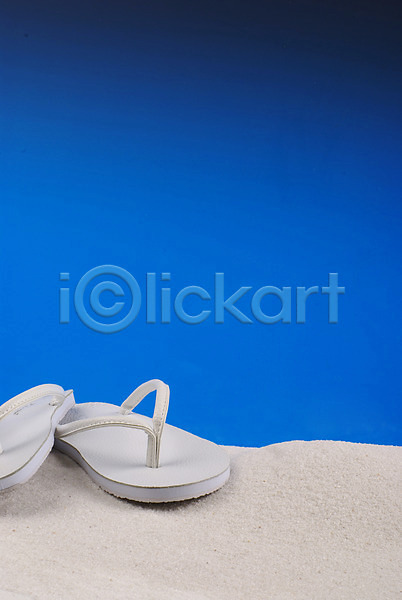 사람없음 JPG 포토 맑음 모래사장 모래언덕 백그라운드 슬리퍼 신발 여름(계절) 자연 잡화 쪼리 파란색 하늘 해변