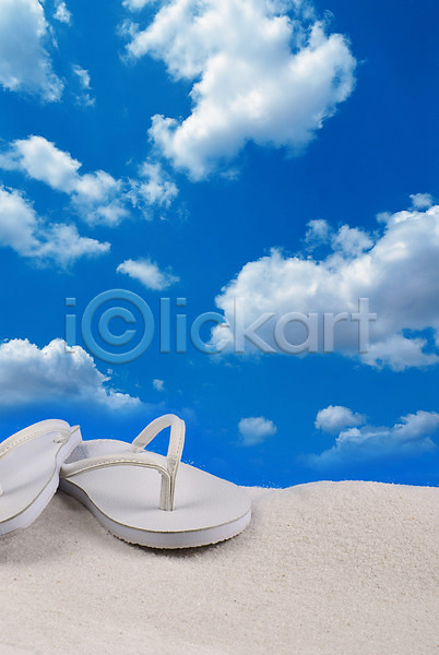 사람없음 JPG 포토 구름(자연) 맑음 모래사장 모래언덕 뭉게구름 백그라운드 슬리퍼 신발 야외 여름(계절) 자연 잡화 쪼리 파란색 하늘 해변