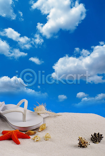 사람없음 JPG 포토 구름(자연) 맑음 모래사장 모래언덕 뭉게구름 배경화면 백그라운드 불가사리 소라 슬리퍼 신발 야외 여름(계절) 자연 잡화 쪼리 파란색 하늘 해변