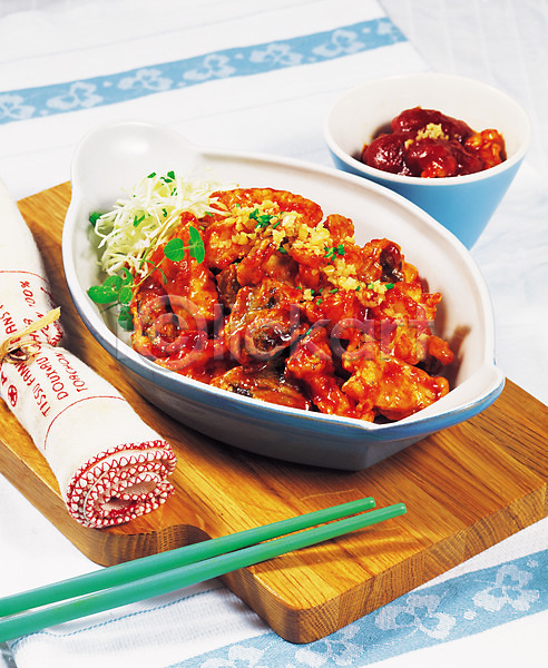 사람없음 JPG 근접촬영 포토 그릇 닭강정 도마(주방용품) 세로 식기 실내 음식 젓가락 한국 한식
