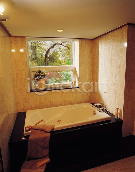 사람없음 JPG 포토 건축 건축자재 세로 수건 시설물 실내 욕실 욕조 인테리어 조명 현대건축 화장실