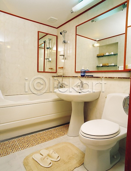 사람없음 JPG 포토 건축 건축자재 벽거울 변기 샤워기 세로 세면대 슬리퍼 시설물 실내 욕실 욕조 인테리어 현대건축 화장실