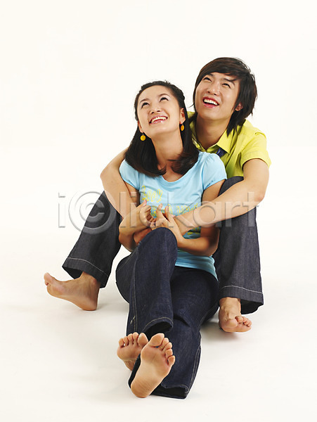 사랑 청춘(젊음) 행복 20대 남자 두명 사람 성인만 여자 청년만 한국인 JPG 포토 모델 미소(표정) 스튜디오촬영 앉기 웃음 전신 커플 포즈 표정 한쌍