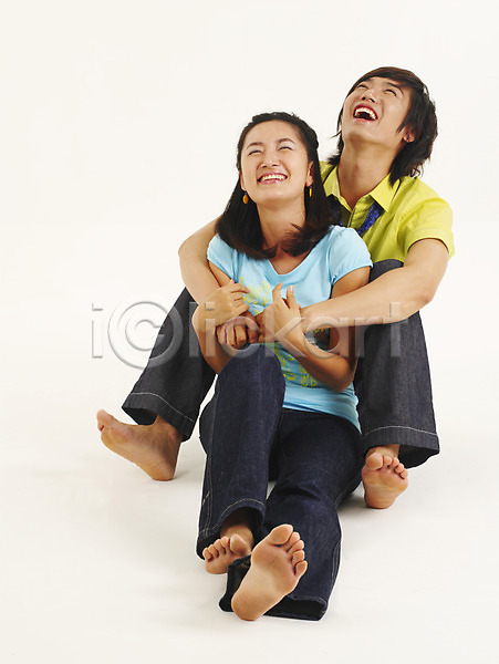 사랑 청춘(젊음) 행복 20대 남자 두명 사람 성인만 여자 청년만 한국인 JPG 포토 모델 미소(표정) 스튜디오촬영 앉기 웃음 전신 커플 포즈 표정 한쌍