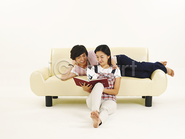 청춘(젊음) 20대 남자 두명 사람 성인만 여자 청년만 한국인 JPG 포토 가구 누끼 라이프스타일 모델 소파 스튜디오촬영 앉기 전신 책 커플 포즈 한쌍