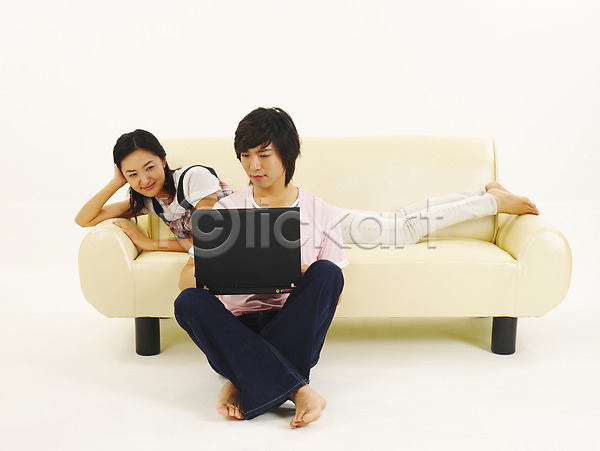 청춘(젊음) 20대 남자 두명 사람 성인만 여자 청년만 한국인 JPG 포토 가구 검색 노트북 누끼 라이프스타일 모델 미소(표정) 소파 스튜디오촬영 앉기 웃음 웹서핑 전신 커플 포즈 한쌍