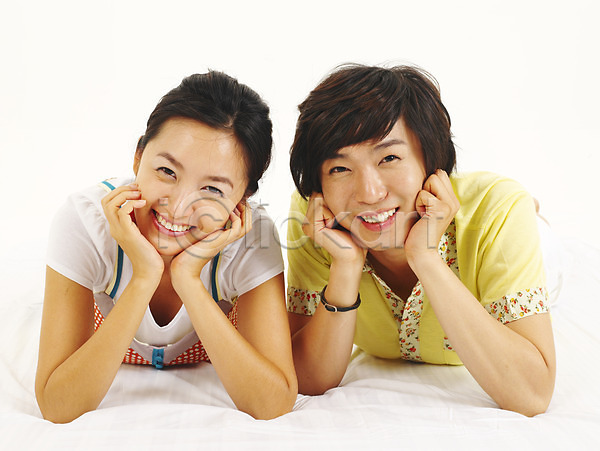 사랑 청춘(젊음) 행복 20대 남자 두명 사람 성인만 여자 청년만 한국인 JPG 포토 모델 미소(표정) 부분 상반신 스튜디오촬영 웃음 커플 포즈 표정 한쌍