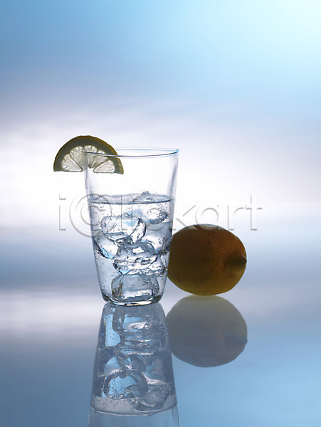 사람없음 JPG 포토 과일 레모네이드 레몬 슬라이스 식기 실내 얼음 얼음물 열매 음료 잔 장식 조각 조각(피스) 한잔