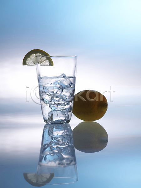 사람없음 JPG 포토 과일 레모네이드 레몬 슬라이스 식기 실내 얼음 얼음물 열매 음료 잔 장식 조각 조각(피스) 한잔