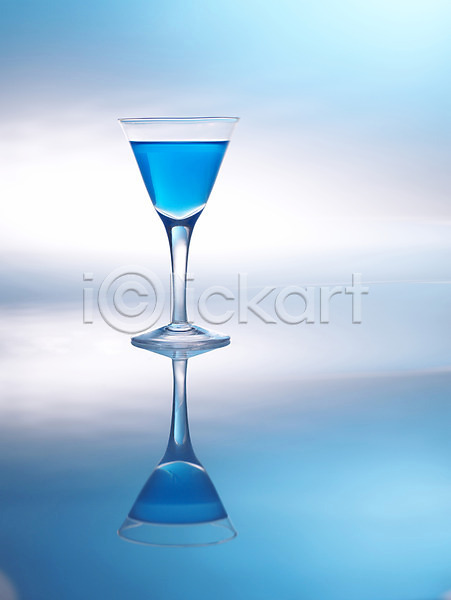 사람없음 JPG 포토 식기 실내 알코올 잔 주류 칵테일 칵테일잔 컬러 파란색 한잔
