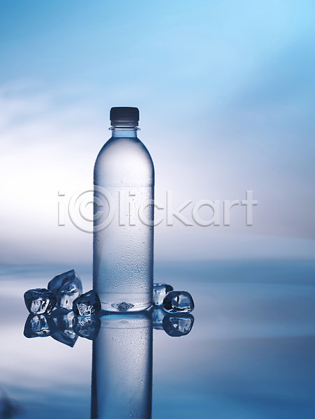 사람없음 JPG 포토 물 물병 실내 얼음 음료 페트병 한병