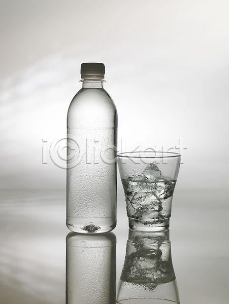 사람없음 JPG 포토 물 물병 물컵 실내 얼음 얼음물 음료 잔 컵 페트병 한병