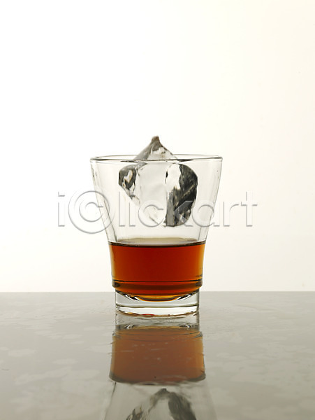 사람없음 JPG 포토 실내 알코올 양주 양주잔 언더락 얼음 잔 주류 컵 한잔