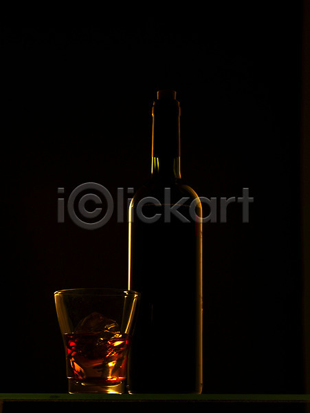 사람없음 JPG 포토 검은색 레드와인 술병 식기 실내 알코올 양주 언더락 얼음 와인 와인병 주류 컬러 컵 한잔
