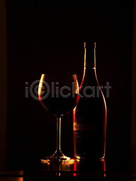 사람없음 JPG 실루엣 포토 검은색 레드와인 병(담는) 술병 식기 실내 알코올 와인 와인잔 잔 주류 컬러 한병 한잔