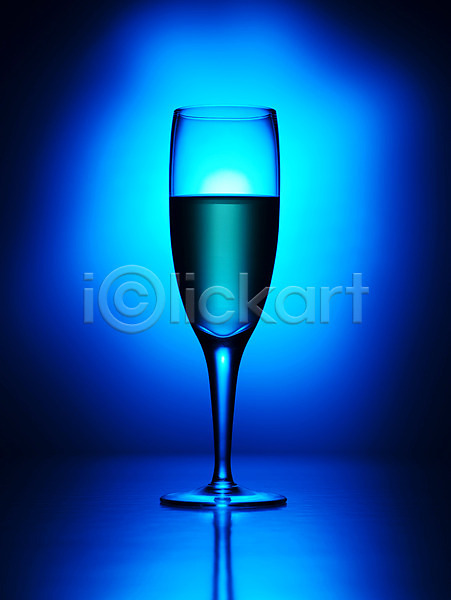 축하 사람없음 JPG 포토 기념 샴페인 샴페인잔 식기 실내 알코올 잔 주류 칵테일 칵테일잔 컬러 파란색 한잔