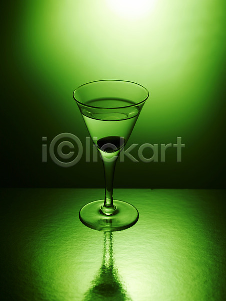 사람없음 JPG 포토 식기 실내 알코올 잔 주류 초록색 칵테일 칵테일잔 컬러 한잔