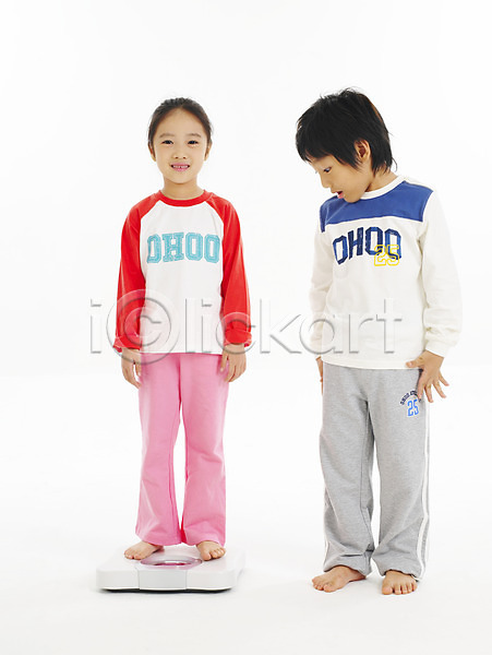 남자 두명 사람 소녀(어린이) 소년 어린이 어린이만 여자 한국인 JPG 포토 건강 누끼 몸무게 무게 스튜디오촬영 전신 체중계 포즈