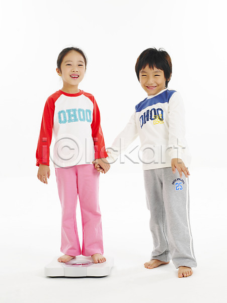 남자 두명 사람 소녀(어린이) 소년 어린이 어린이만 여자 한국인 JPG 포토 건강 누끼 몸무게 무게 스튜디오촬영 전신 체중계 포즈
