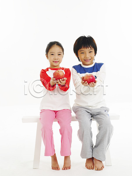 남자 두명 사람 소녀(어린이) 소년 어린이 어린이만 여자 한국인 JPG 포토 건강 과일 사과(과일) 스튜디오촬영 음식 의자 전신 친구 포즈