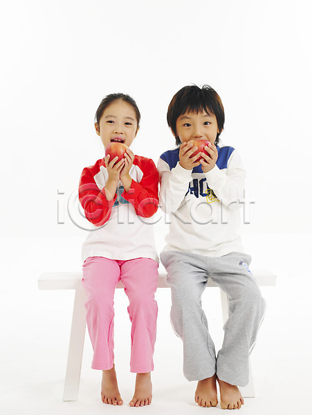 남자 두명 사람 소녀(어린이) 소년 어린이 어린이만 여자 한국인 JPG 포토 건강 과일 사과(과일) 스튜디오촬영 음식 의자 전신 친구 탁자 포즈