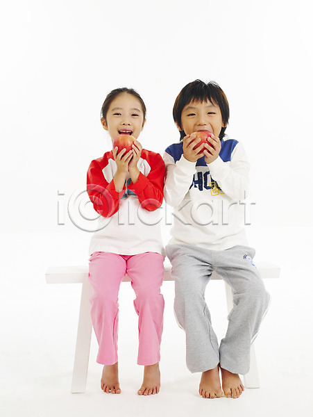 남자 두명 사람 소녀(어린이) 소년 어린이 어린이만 여자 한국인 JPG 포토 건강 과일 사과(과일) 스튜디오촬영 음식 의자 전신 친구 포즈